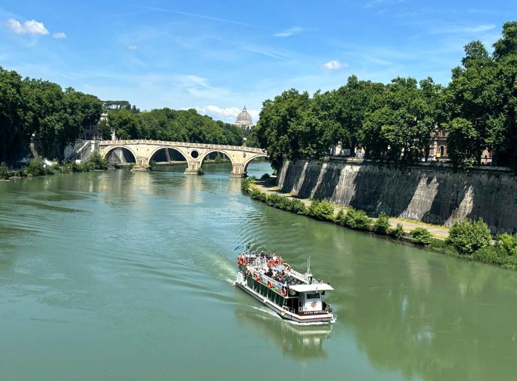 get around rome tiber cruises_igotorome.jpg